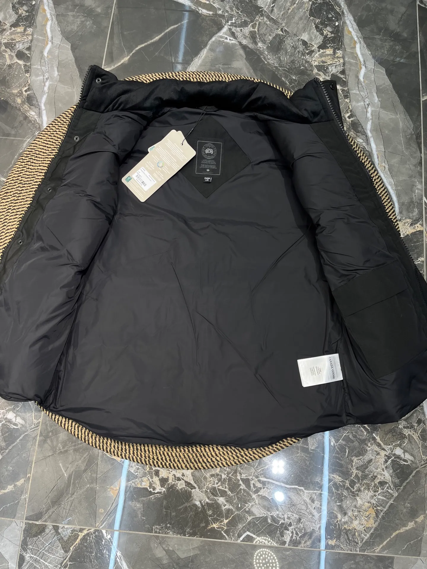 P380 🇨🇦Canada Goose""🇨🇦🌟 Garson down vest has always been recognized as the warmest down jacket. Various Instagram celebrities, Internet celebrities, and celebrities often wear it for street photos. I make Canada Goose every year, but I still can't get rid of my love for it. No matter how cold the days are, there is no need to be afraid, because there is! Filled with 90% white duck down, it is the legendary warmest down jacket and is known as a must-have for Arctic outdoor sports! The most popular down jacket in the world, celebrities are rushing to buy it, it is a must-have!  Size: XS to 2XL